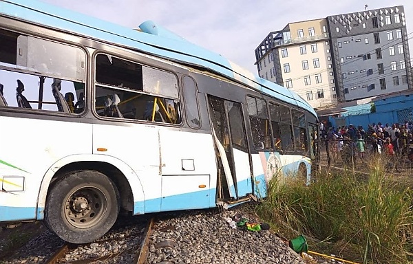 Three Dead, Several Injured As Train Rams Into Lagos Govt Staff Bus - autojosh 