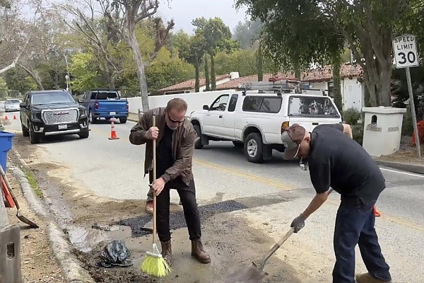 Ex-California Gov. Arnold Schwarzenegger Fills Potholes In L.A He Said Had Been Damaging Cars - autojosh 