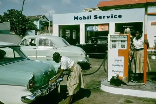 Today's Photo : Female Mobil Service Station Attendant Filling A Car Tank In Lagos In 1961 - autojosh