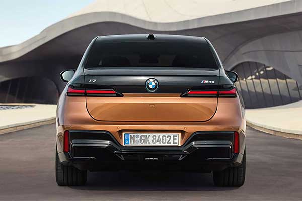 BMW i7 M70 Unveiled With A 650 HP Motor And Up To 295 Miles Of Range