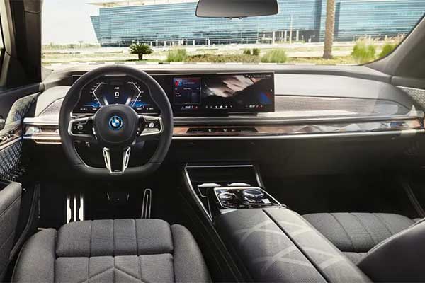 BMW i7 M70 Unveiled With A 650 HP Motor And Up To 295 Miles Of Range