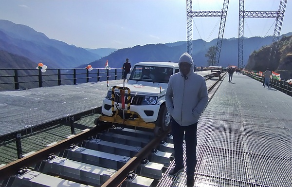 Indian Railways Converts Mahindra Bolero Into Rail Vehicle To Inspect World’s Highest Rail Bridge [Video] - autojosh 