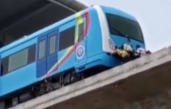 LAMATA Debunk Viral Video Showing People Pushing Broken Down Blue Line Train - autojosh 