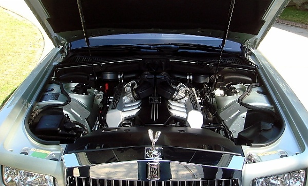 Photo : Can A Roadside Mechanic Handle This Rolls-Royce Phantom 7 Better Than Accredited Dealership - autojosh 