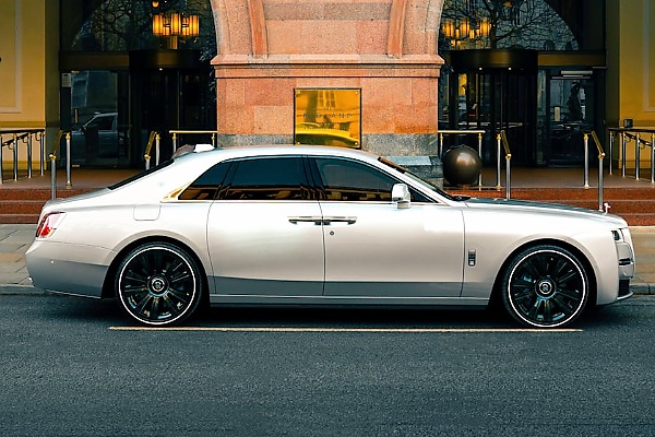 One-Of-A-Kind Rolls-Royce Manchester Ghost Celebrates The City Of Manchester - autojosh
