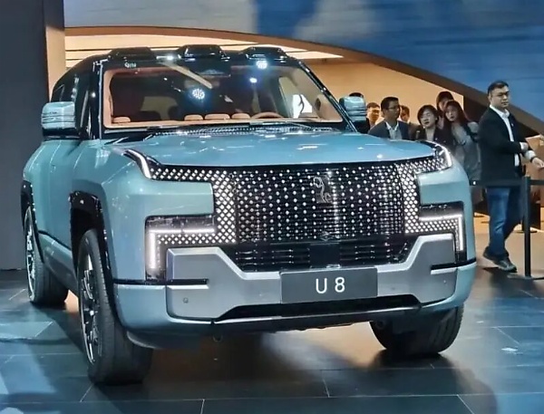 Watch Defender-inspired YangWang U8 Drive Sideways, Do Moonwalk Like Michael Jackson - autojosh