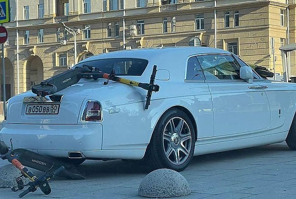 Today's Photos : Angry Protesters Smashed Scooters On Rolls-Royce Phantom In Russia - autojosh 