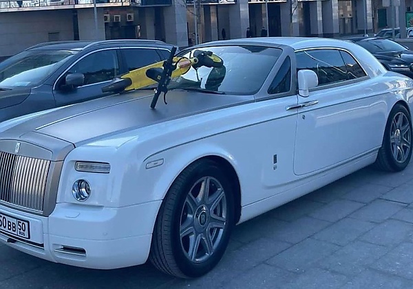 Today's Photos : Angry Protesters Smashed Scooters On Rolls-Royce Phantom In Russia - autojosh 