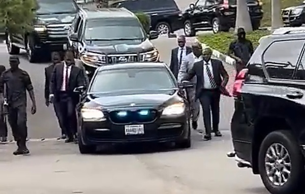 Watch : Security Aides Jog Alongside Atiku's Armored BMW As He Arrive In Court To Challenge Tinubu’s Victory - autojosh 