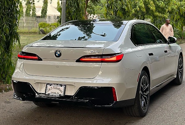Nigerian Car Dealer Shows Off Massive 31-inch “Theater Screen” In 2023 BMW 7-Series That Is Up For Sale - autojosh 