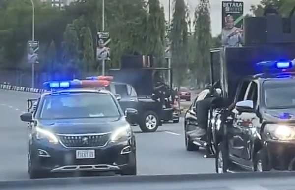 Nigerian Motorists Have No Excuses To Run Red Light After IGP's Convoy Was Spotted Obeying It (Video) - autojosh