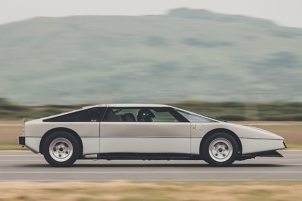 One-off 1979 Aston Martin Bulldog Finally Breaks 200mph Barrier After 44-Year Wait - autojosh 