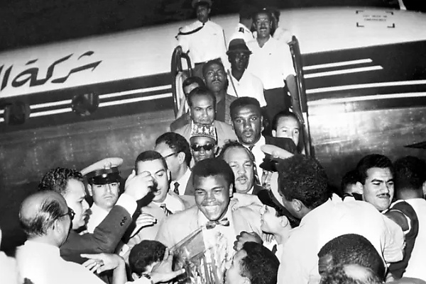 Muhammad Ali Chauffeured In Open-top Mercedes In Ghana During His African Tour In 1964 - autojosh 