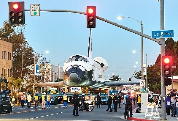 NASA's Space Shuttle Towed By Toyota Tundra Through L.A Streets, A Move That Cost $10 Million - autojosh 