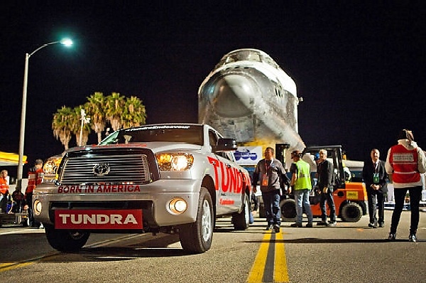 NASA's Space Shuttle Towed By Toyota Tundra Through L.A Streets, A Move That Cost $10 Million - autojosh 
