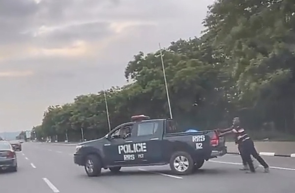 Officials Of Nigerian Police Seen Pushing Their Broken Down Operational Vehicle - autojosh 