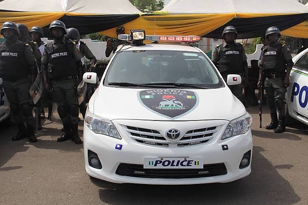 Officials Of Nigerian Police Seen Pushing Their Broken Down Operational Vehicle - autojosh 