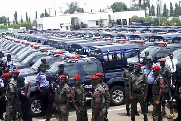 Officials Of Nigerian Police Seen Pushing Their Broken Down Operational Vehicle - autojosh 