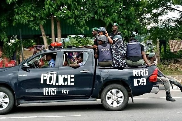 Officials Of Nigerian Police Seen Pushing Their Broken Down Operational Vehicle - autojosh 