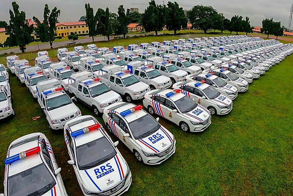 Officials Of Nigerian Police Seen Pushing Their Broken Down Operational Vehicle - autojosh 