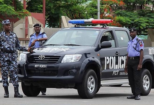 Officials Of Nigerian Police Seen Pushing Their Broken Down Operational Vehicle - autojosh 