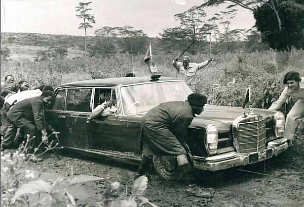 Photos : Bodyguards Trying To Free Kenya President's Mercedes-Benz 600 Limousine Stuck In Mud - autojosh
