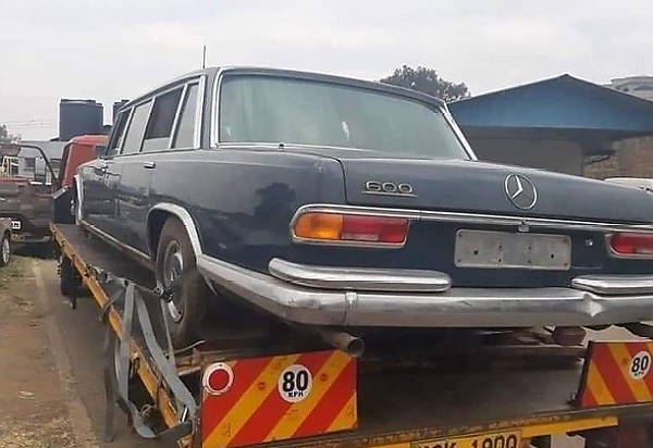 Photos : Bodyguards Trying To Free Kenya President's Mercedes-Benz 600 Limousine Stuck In Mud - autojosh 