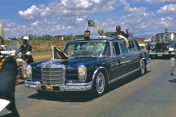 Photos : Bodyguards Trying To Free Kenya President's Mercedes-Benz 600 Limousine Stuck In Mud - autojosh 