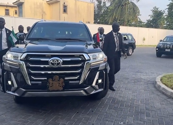 Moment President Tinubu Arrived At His Lagos Residence In Armored Toyota Land Cruiser LC 300 SUV - autojosh