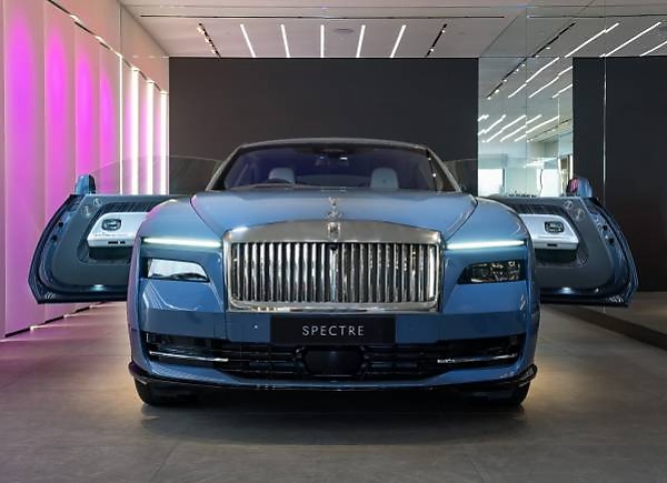 Rolls-Royce Spectre Electric Coupe Arrives At First UK Dealer Ahead Of Deliveries In Q4 2023 - autojosh 