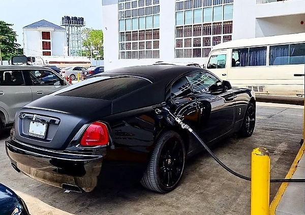 Photos : ₦150M Rolls-Royce Wraith Gulping ₦41,000 Worth Of Petrol Inside Its 83 Litre Tank - autojosh