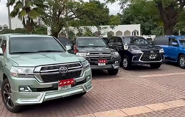 Nigerians React As Service Chiefs Leaves The State House In Exotic Cars After Meeting With President Tinubu - autojosh