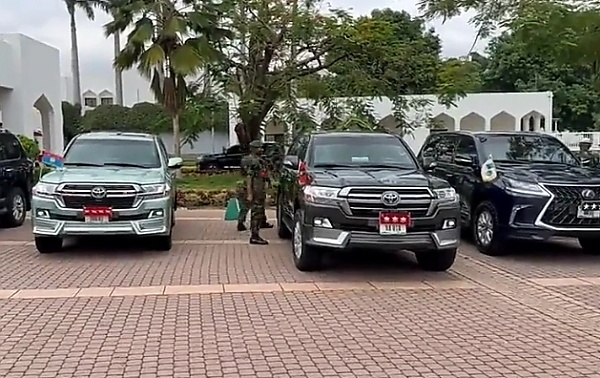 Nigerians React As Service Chiefs Leaves The State House In Exotic Cars After Meeting With President Tinubu - autojosh 