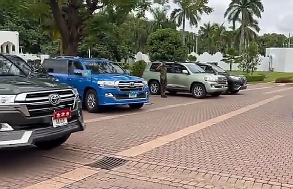 Nigerians React As Service Chiefs Leaves The State House In Exotic Cars After Meeting With President Tinubu - autojosh 