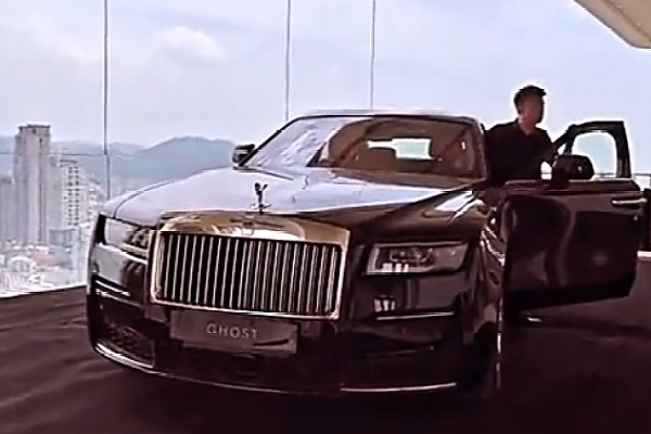 Chinese Hoists ₦500 Million Rolls-Royce Ghost To The Living Room Of His 44-floor Penthouse - autojosh 