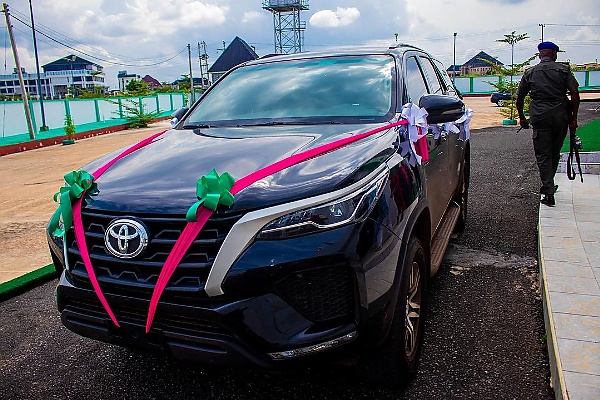 Ebonyi Govt Gifts Comedian MC Walter A Toyota Fortuner SUV After Guinness World Record Attempt - autojosh 