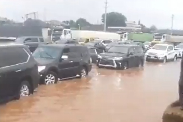 Edo State Governor’s Convoy Stuck On A Flooded Bad Road After Heavy Rainfall - autojosh 