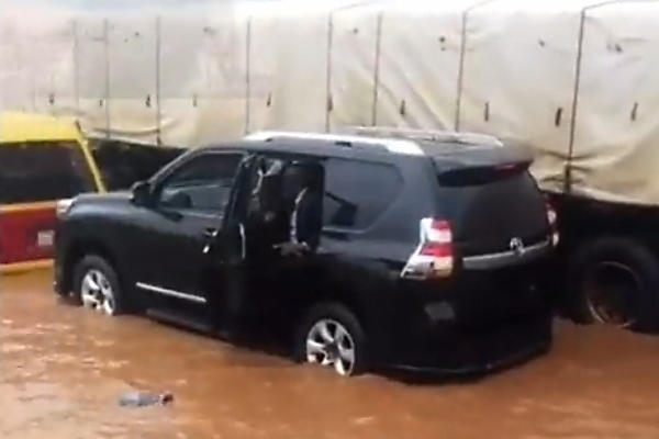 Edo State Governor’s Convoy Stuck On A Flooded Bad Road After Heavy Rainfall - autojosh 