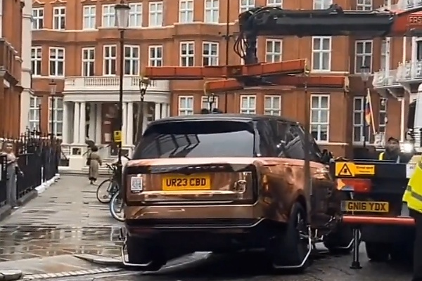 Watch An Illegally-parked ₦150m Range Rover Get Dumped Onto A Recovery Truck In London - autojosh 