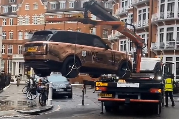 Watch An Illegally-parked ₦150m Range Rover Get Dumped Onto A Recovery Truck In London - autojosh
