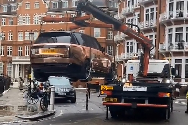 Watch An Illegally-parked ₦150m Range Rover Get Dumped Onto A Recovery Truck In London - autojosh 