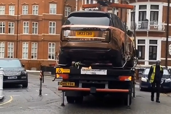 Watch An Illegally-parked ₦150m Range Rover Get Dumped Onto A Recovery Truck In London - autojosh 