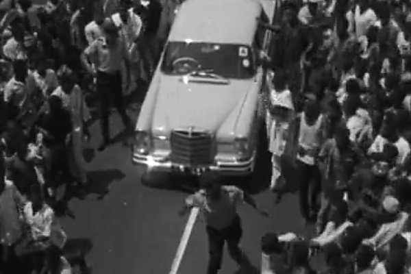Throwback : Thousands Of Lagosians Welcome Chief Obafemi Awolowo To Lagos In 1966 - autojosh 