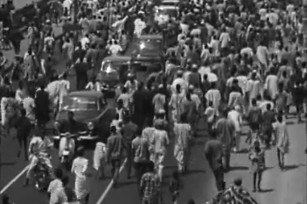 Throwback : Thousands Of Lagosians Welcome Chief Obafemi Awolowo To Lagos In 1966 - autojosh 