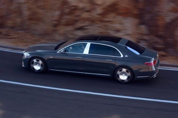 Today's Photos : Ultra-luxury Mercedes-Maybach S-Class Stuck In The Mud - autojosh 