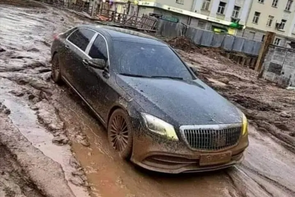 Today's Photos : Ultra-luxury Mercedes-Maybach S-Class Stuck In The Mud - autojosh