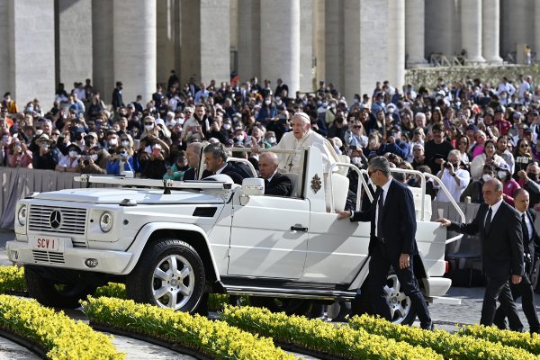 When Pope Francis Gave A Ride On His Popemobile To Young Ukrainian Refugees - autojosh 