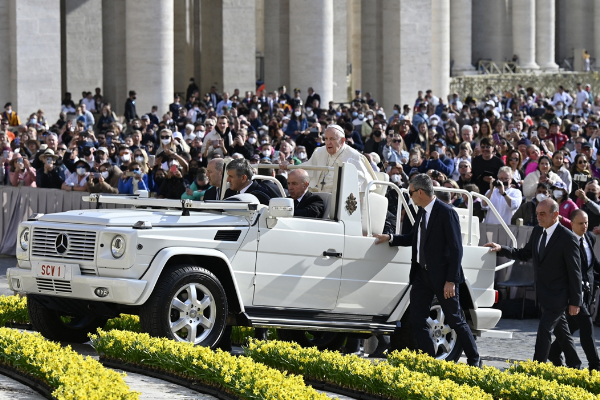 When Pope Francis Gave A Ride On His Popemobile To Young Ukrainian Refugees - autojosh
