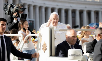 When Pope Francis Gave A Ride On His Popemobile To Young Ukrainian Refugees - autojosh
