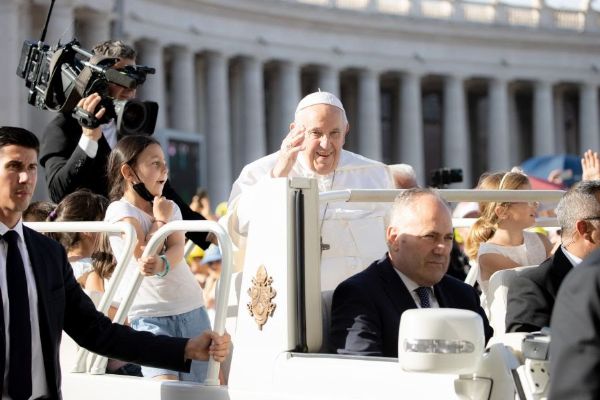 When Pope Francis Gave A Ride On His Popemobile To Young Ukrainian Refugees - autojosh